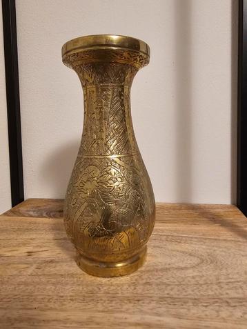 Indonesische messing vaas met wayang figuren beschikbaar voor biedingen