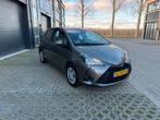 Toyota Yaris 1.5 Vvt-i 111pk 5D 2017 Grijs km 84.000 nap, Voorwielaandrijving, 40 €/maand, Zwart, 4 cilinders
