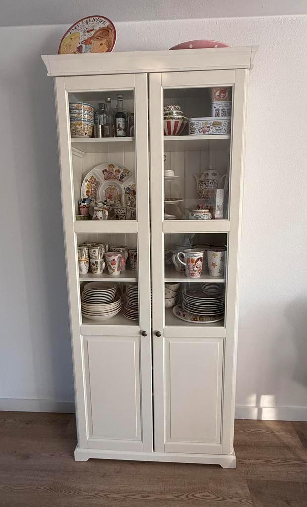 IKEA LIATORP vitrinekast – gebroken wit – landelijk, Huis en Inrichting, Kasten | Vitrinekasten, Zo goed als nieuw, 200 cm of meer