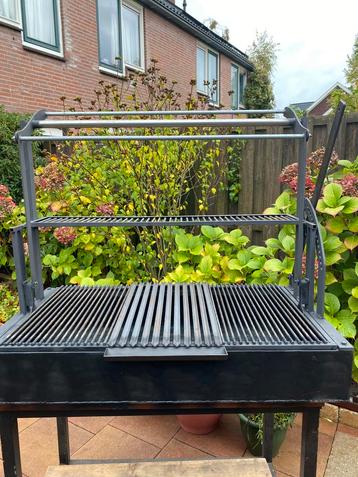 Te koop Grill Argentijnse Bbq met hefsysteem beschikbaar voor biedingen