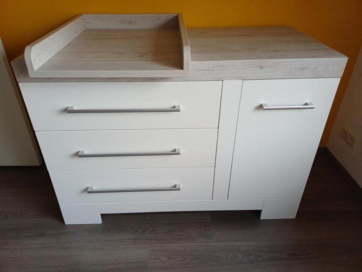 TWF babykamer commode met bladvergroter, ledikant en wandrek, Kinderen en Baby's, Kinderkamer | Complete kinderkamers, Zo goed als nieuw