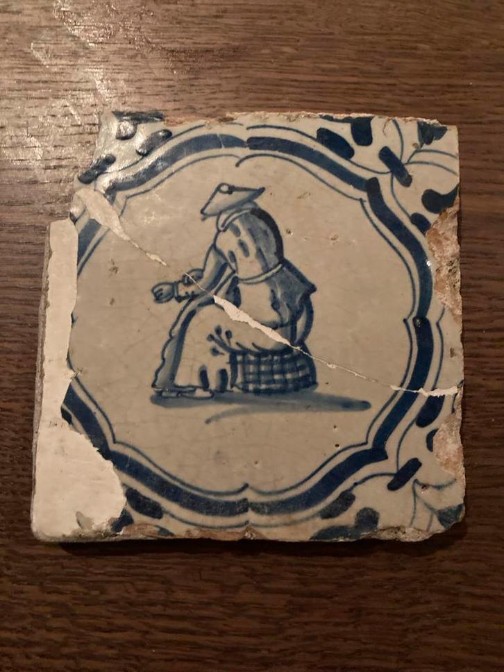 17e eeuwse tegel met figuur, Antiek en Kunst, Antiek | Wandborden en Tegels, Ophalen of Verzenden