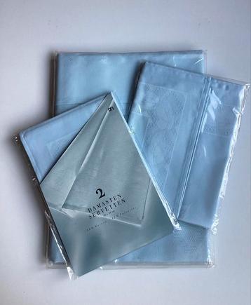 Lichtblauw damasten tafelkleed plus 4 servetten beschikbaar voor biedingen