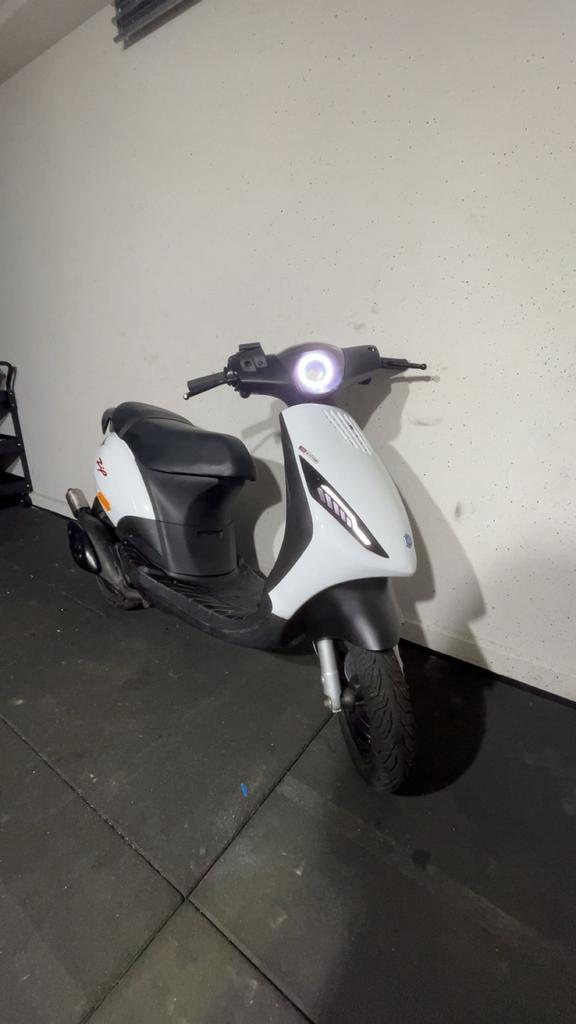 Piaggio zip 70cc 2t brom begrenzer, Fietsen en Brommers, Scooters | Piaggio, Zo goed als nieuw, Zip, Ophalen