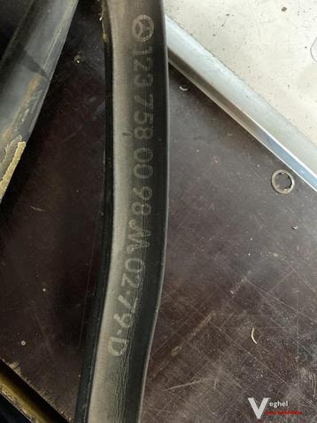 Mercedes W123 2.5 B 1978 2400105 Kofferbakrubber origineel 1 beschikbaar voor biedingen