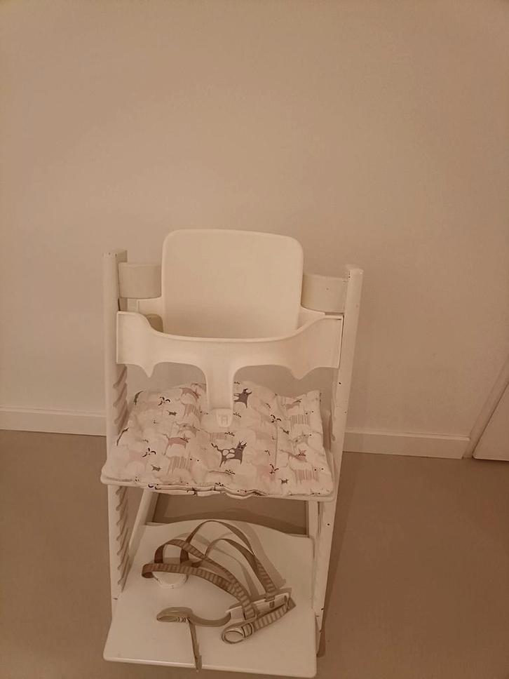 2x Stokke Tripp Trapp // wit // incl. toebehoren, Huis en Inrichting, Stoelen, Gebruikt, Ophalen