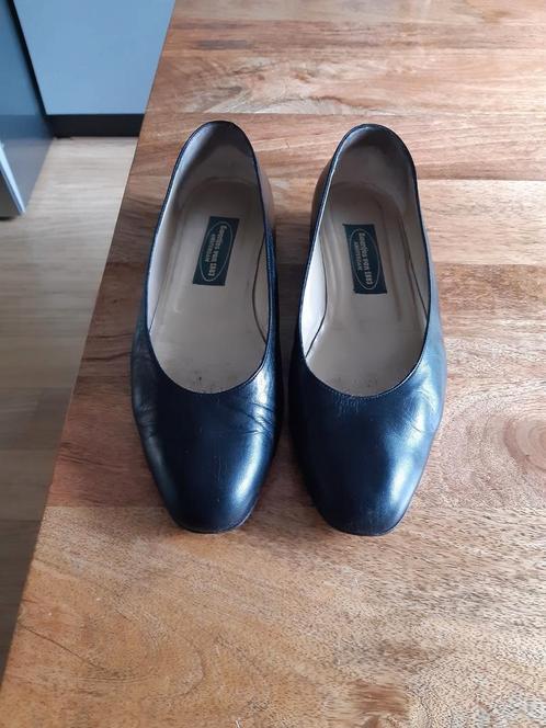 Te koop leren dames schoenen donkerblauw  maat  41, Kleding | Dames, Schoenen, Gedragen, Ballerina's, Blauw, Ophalen of Verzenden