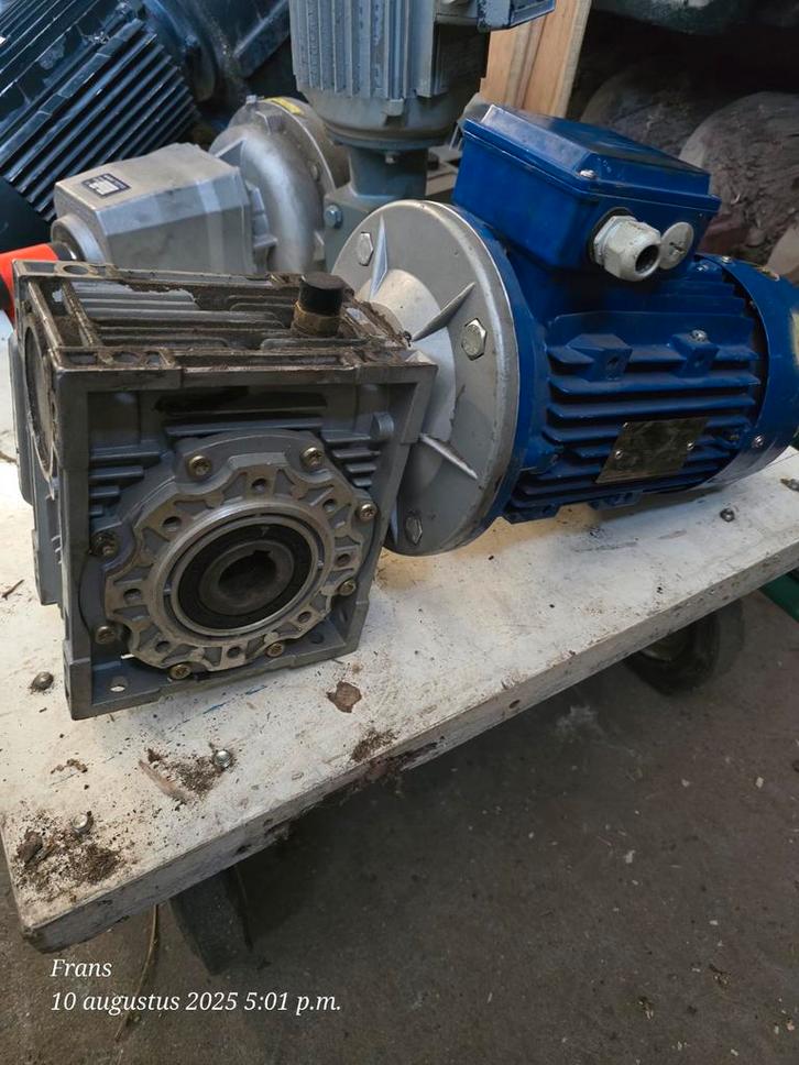 Elektromotor met haakse vertraging i=40, 1.5kW, Doe-het-zelf en Verbouw, Gereedschap | Overige machines, Ophalen