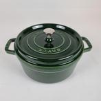 Staub Cocotte 24cm in Basilicum, Huis en Inrichting, Keuken | Potten en Pannen, Ophalen, Gietijzer, Nieuw, Keramische plaat