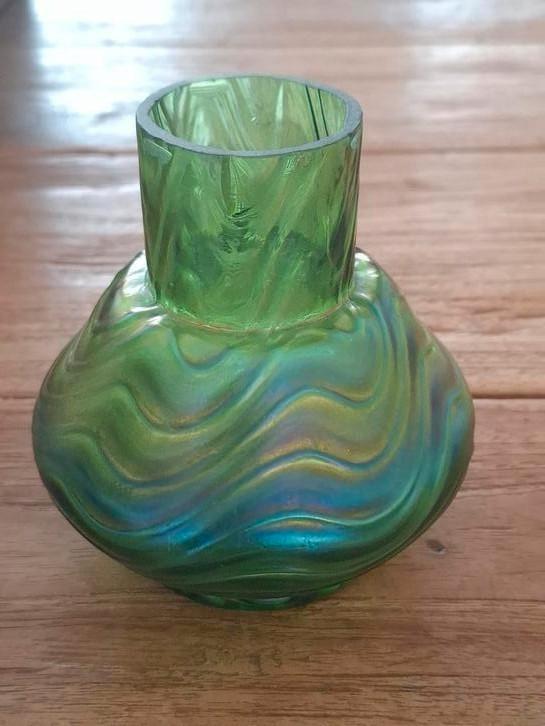 Art nouveau groen iriserend vaasje Kralik ca. 12 cm., Antiek en Kunst, Antiek | Glas en Kristal, Ophalen of Verzenden