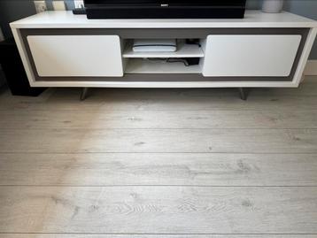 Modern televisiemeubel beschikbaar voor biedingen