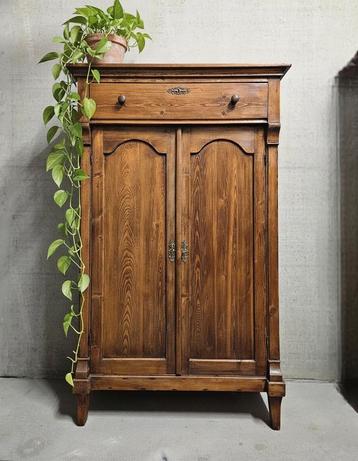 Antieke brocante poortkast vintage meidenkast linnenkast  beschikbaar voor biedingen