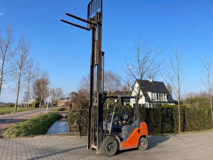 Toyota 02 8FDF25 2.5 ton triplo diesel heftruck (bj 2008), Zakelijke goederen, Machines en Bouw | Heftrucks en Intern transport