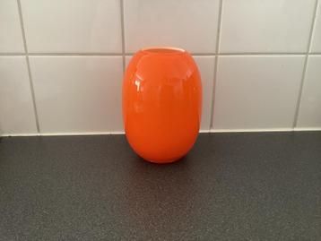 Oranje glazen vaas hoogte 14,5 cm/opening hals 5,5 cm € 7,50 beschikbaar voor biedingen