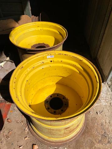 2 John Deere 25x26” velgen beschikbaar voor biedingen