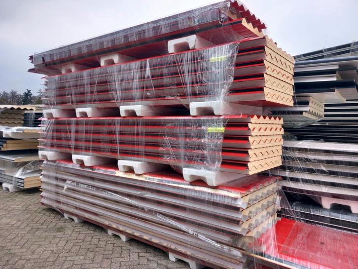 Golf dakpanelen partij rood RAL3000 sandwichpanelen b-keus, Doe-het-zelf en Verbouw, Dakpannen en Dakbedekking, Zo goed als nieuw