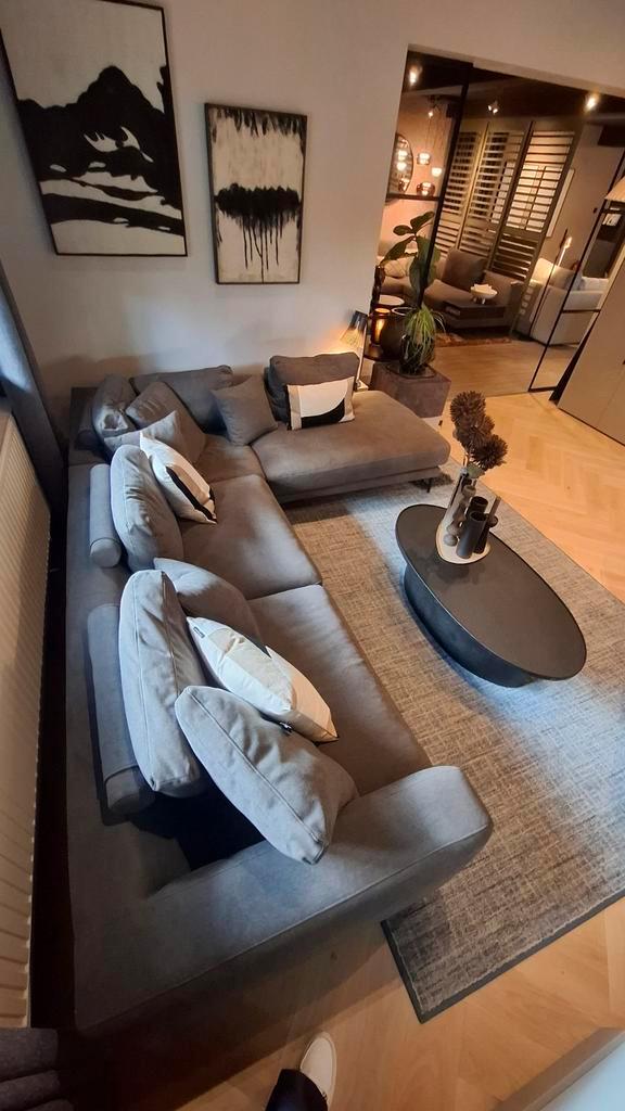 Donkergrijze Hoekbank Showroommodel Nieuw, Huis en Inrichting, Banken | Bankstellen, Nieuw, Hoekbank, Vierpersoons of meer, 300 cm of meer