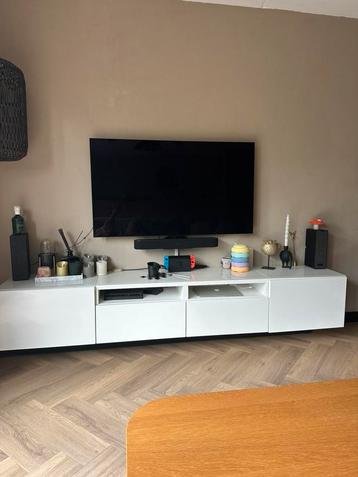 Besta tv meubel met glasplaat