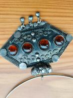 3 oude Kuchi ketting hangers., Ophalen, Gebruikt, Overige materialen, Met edelsteen