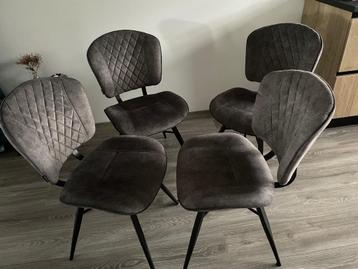 Eetkamerstoelen beschikbaar voor biedingen