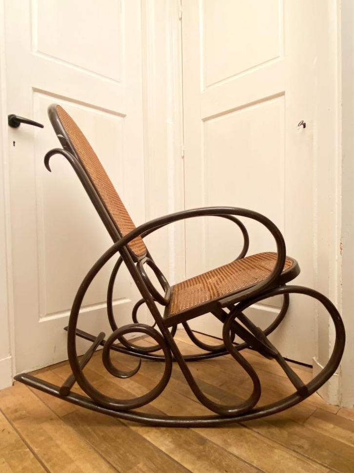Vintage bentwood schommelstoel, Thonet stijl met webbing, Huis en Inrichting, Stoelen, Gebruikt, Eén, Riet of Rotan, Bruin, Ophalen