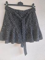 Zwarte rok met stippen - valt als maat XS Stradivarius, Zwart, Ophalen of Verzenden, Maat 36 (S), Boven de knie