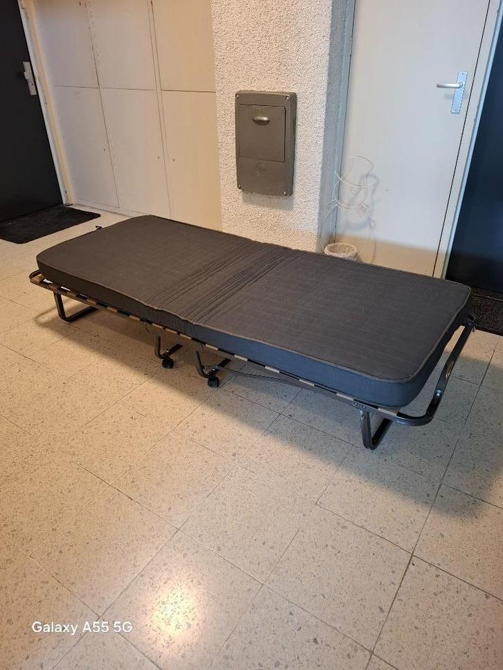 Vouwbed / Opklapbed met wielen – inclusief matras en hoes, Huis en Inrichting, Slaapkamer | Bedden, Zo goed als nieuw, Eenpersoons
