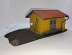 Loods geel bruin met perron in ho, Hobby en Vrije tijd, Modeltreinen | H0, Gebruikt, Gelijkstroom of Wisselstroom, Brug, Tunnel of Gebouw