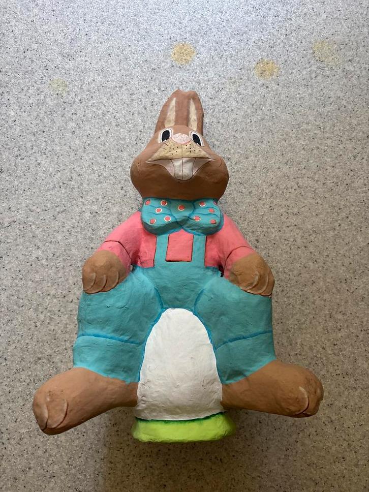 Leuk Dierenbeeld - Paashaas op Ei, Tuin en Terras, Tuinbeelden, Gebruikt, Dierenbeeld, Overige materialen, Ophalen of Verzenden
