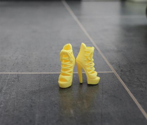 Barbie kleding nieuw - Originele hoge laarzen schoenen geel, Kinderen en Baby's, Speelgoed | Poppen, Nieuw, Barbie, Ophalen of Verzenden