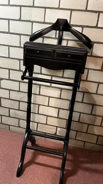 Houten valet, zwart. Ideal voor kreukelvrije kleding/pakken. beschikbaar voor biedingen