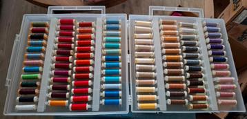 Koffer vol Amann Serona naaigaren polyester 100 mtr klosjes beschikbaar voor biedingen