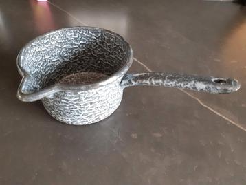 Emaille steelpan grijs gewolkt. beschikbaar voor biedingen