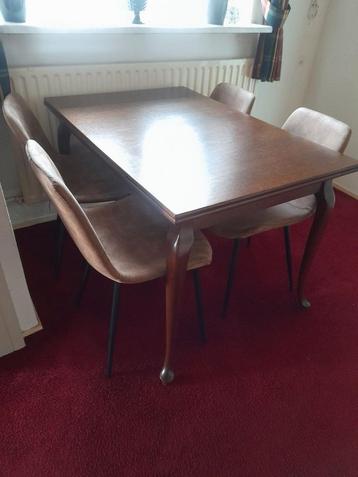 Houten tafel met eetkamerstoelen beschikbaar voor biedingen