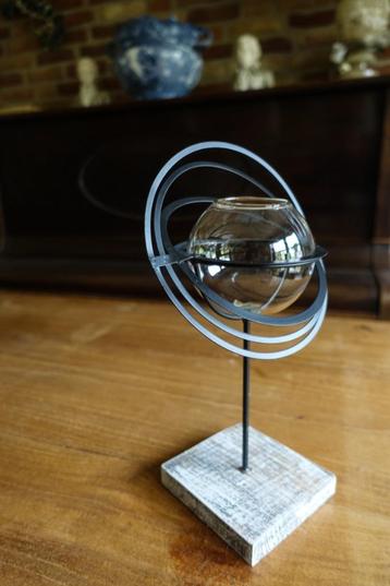 zwart metalen statief met glazen bol vaasje beschikbaar voor biedingen