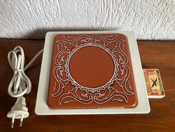 Vintage elektrisch warmhoudplaatje met keramiek tegeltje beschikbaar voor biedingen