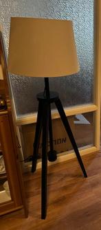 Statief lamp uniek design houten poot zwart en linnen kap!, Huis en Inrichting, Lampen | Vloerlampen, 100 tot 150 cm, Ophalen of Verzenden
