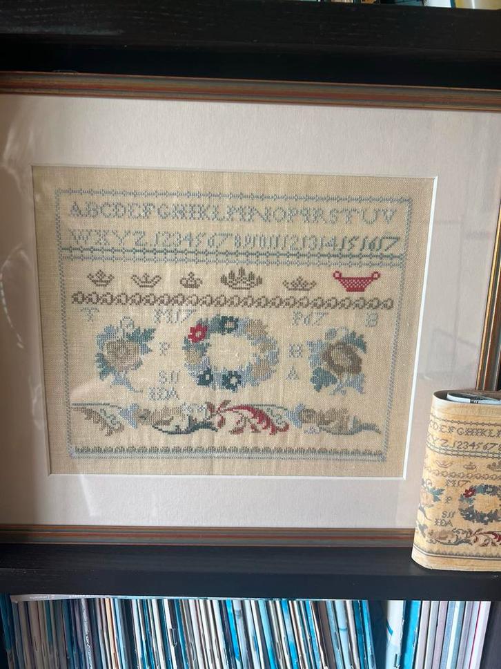 Handgeborduurde Merklap Ingelijst, Hobby en Vrije tijd, Borduren en Borduurmachines, Nieuw, Borduurpakket, Handborduren, Ophalen of Verzenden