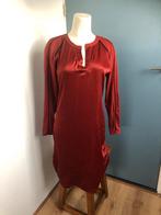 Anna wijnrood satijn jurkje s, Kleding | Dames, Jurken, Anna van Toor, Ophalen of Verzenden, Zo goed als nieuw, Knielengte