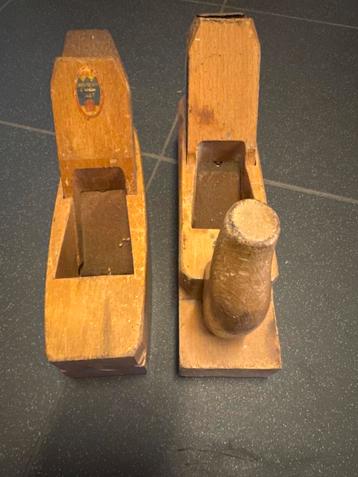Twee oude houten schaven beschikbaar voor biedingen