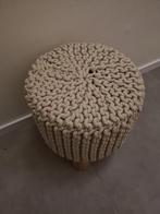 Hip gebreid krukje met houten poten, Minder dan 50 cm, Rond, Ophalen of Verzenden, Zo goed als nieuw