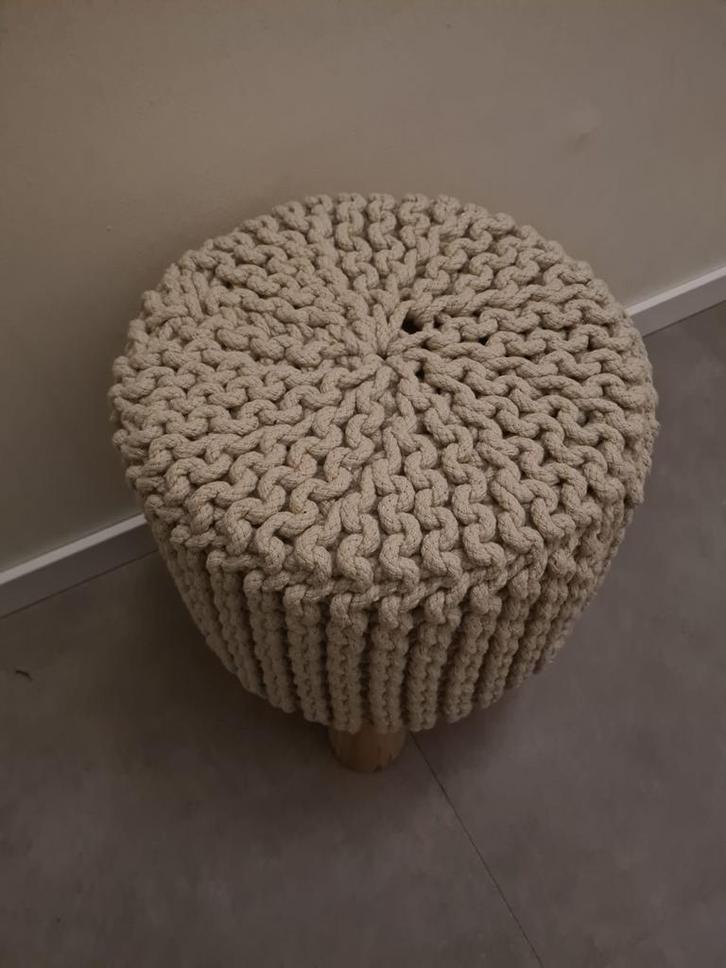 Hip gebreid krukje met houten poten, Huis en Inrichting, Banken | Voetenbanken en Poefen, Zo goed als nieuw, Minder dan 50 cm