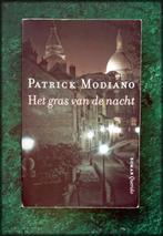 HET GRAS van de NACHT - Patrick Modiano - Op een wandeling d, Boeken, Europa overig, Zo goed als nieuw, Verzenden