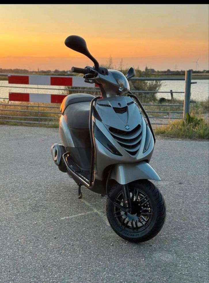 Piaggio zip 4t, Fietsen en Brommers, Scooters | Piaggio, Zo goed als nieuw, Zip, Maximaal 45 km/u, Benzine, Ophalen