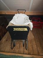 Ouden poppenwagen met wit leer bekleed, Ophalen