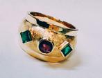 Massieve gouden ring met smaragden en granaat jaren 1970, Ophalen of Verzenden, Met edelsteen, Dame, Goud