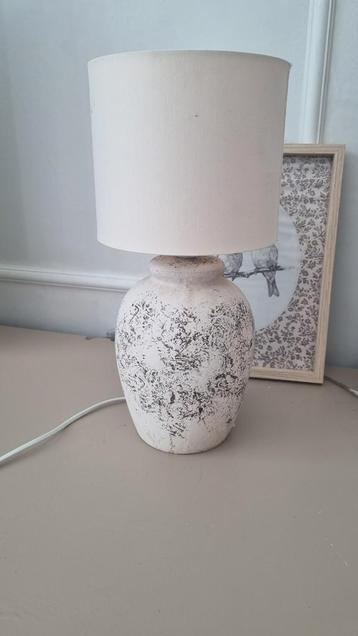 Landelijke lamp met stoffen kap beschikbaar voor biedingen
