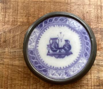 Antieke engelse onderzetter met paars decor ‘Etruscan vases’ beschikbaar voor biedingen