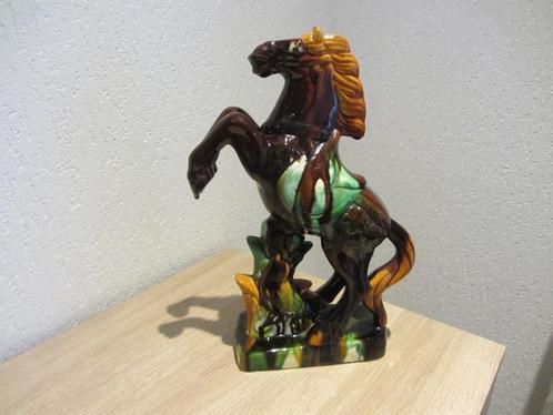 Steigerend paard van keramiek/aardewerk geglazuurd, Verzamelen, Beelden en Beeldjes, Zo goed als nieuw, Dier, Ophalen of Verzenden