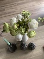 Wit/groene bloemen met witte vaas, Ophalen of Verzenden, Zo goed als nieuw